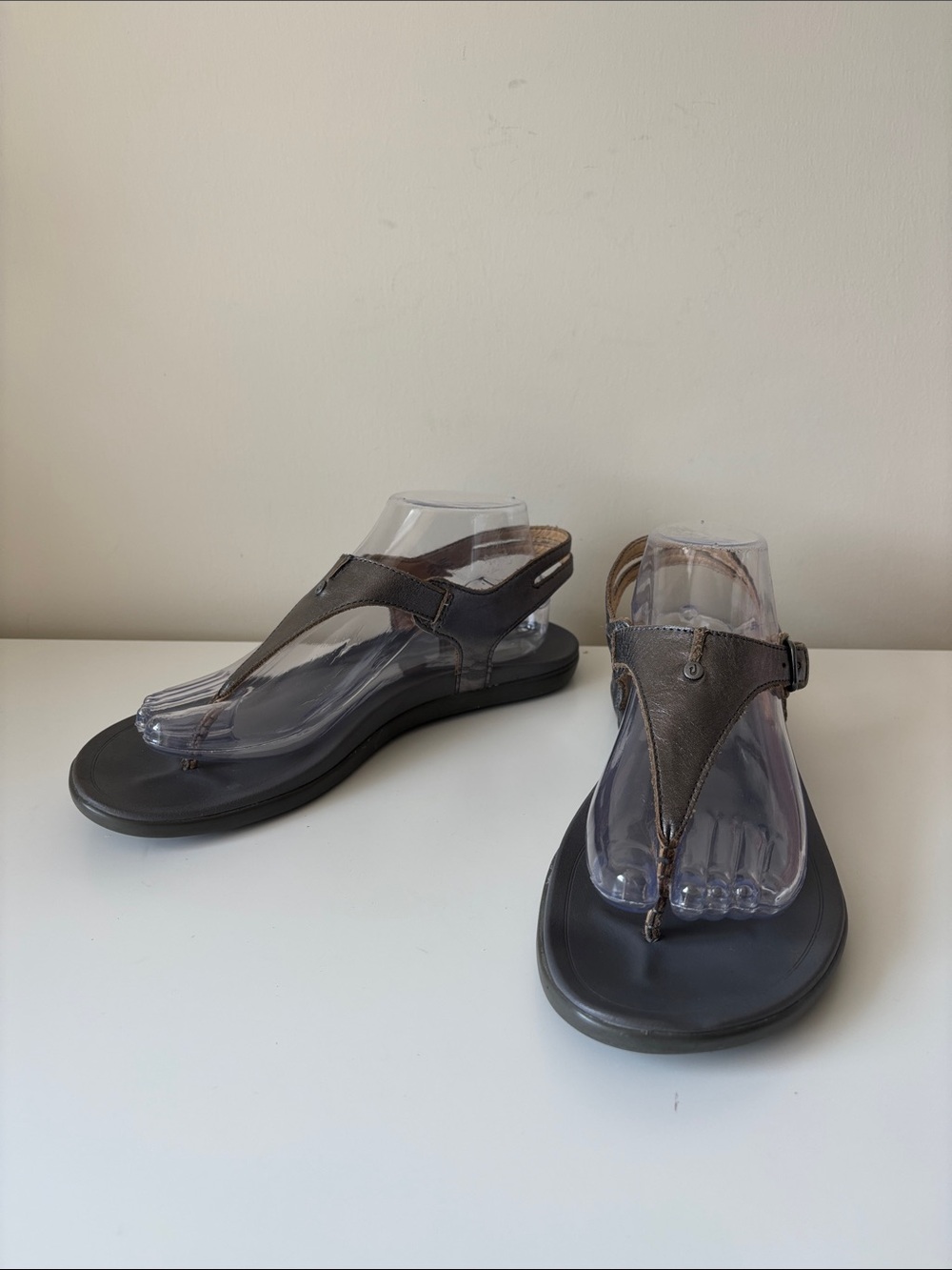 OluKai EHEU Metallic Silver Leather Thong Slingback Sandals Women’s 9 EUC